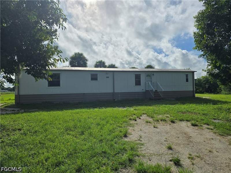 3 bedroom ManufacturedHome at 1000 Catawba Ln, Moore Haven, Moore Haven — photo 3