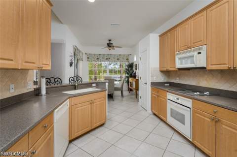 15821 Delaplata Ln, Naples FL - photo 12 of 32