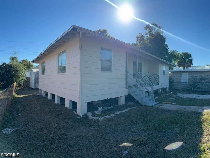 3 bedroom SingleFamilyResidence at 3316 Armstrong Ct, Schoolview Homes, Fort Myers — photo 2