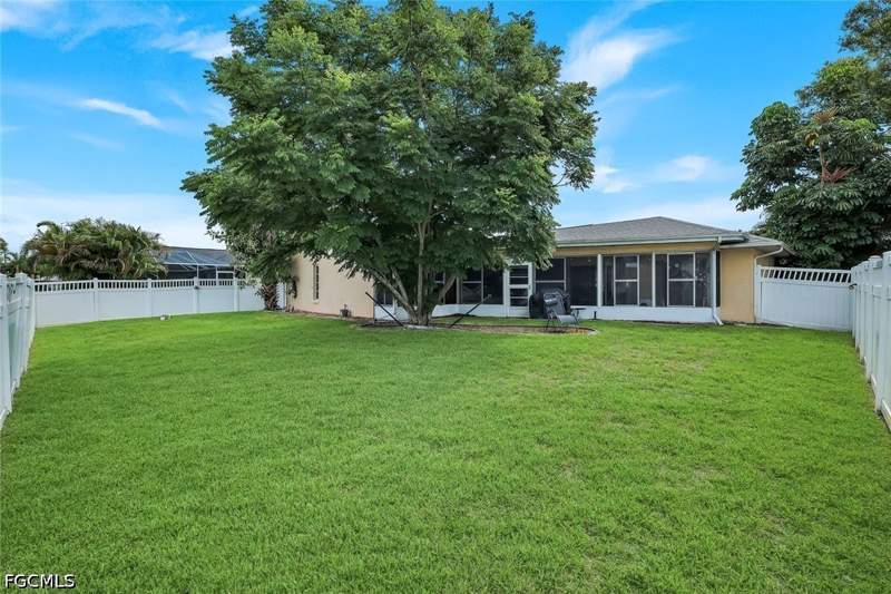 3 bedroom SingleFamilyResidence at 13481 Red Maple Cir, Willow Creek, North Fort Myers — photo 2