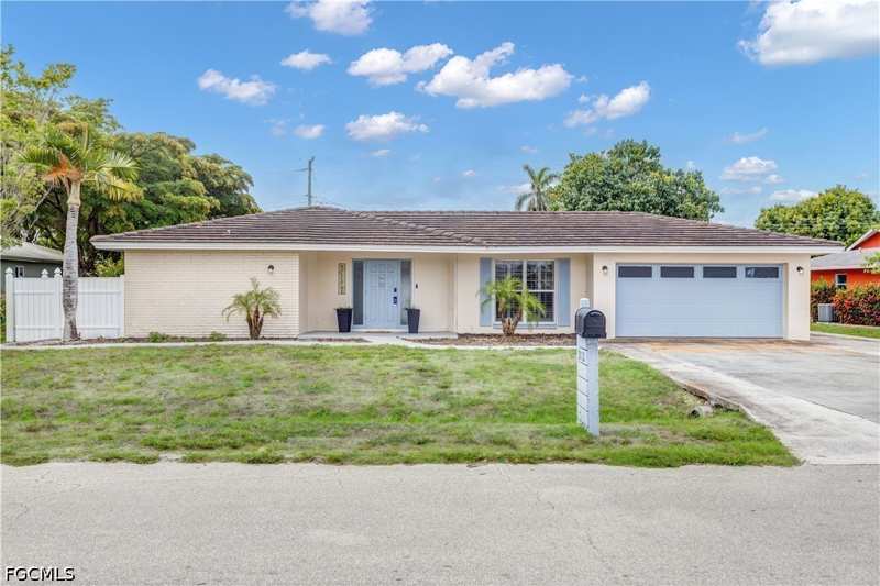 3 bedroom SingleFamilyResidence at 2112 Harvard Ave, Fort Myers Villas, Fort Myers — photo 1