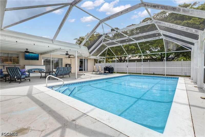3 bedroom SingleFamilyResidence at 2112 Harvard Ave, Fort Myers Villas, Fort Myers — photo 2