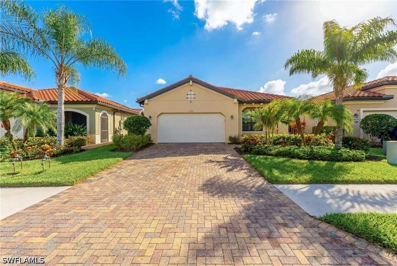 2 bedroom SingleFamilyResidence at 1575 Santiago Cir, Artesia, Naples — photo 2