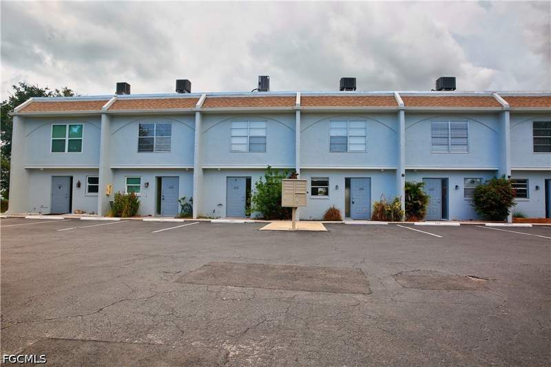 2 bedroom Townhouse at 1123 SW 48th Ter 102, Coral Bayview Condo, Cape Coral — photo 2