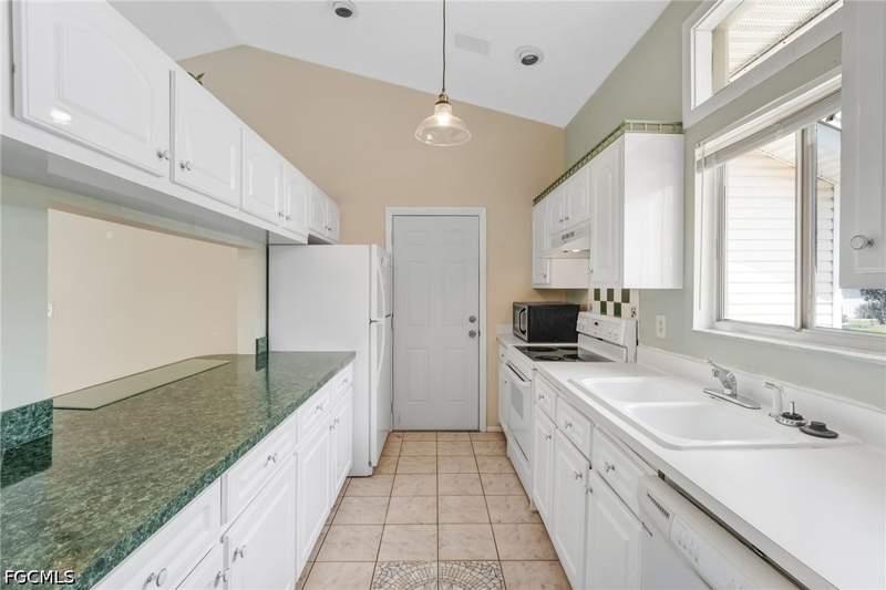 2 bedroom SingleFamilyResidence at 5581 Longleaf Dr, Foxmoor Lakes, North Fort Myers — photo 3