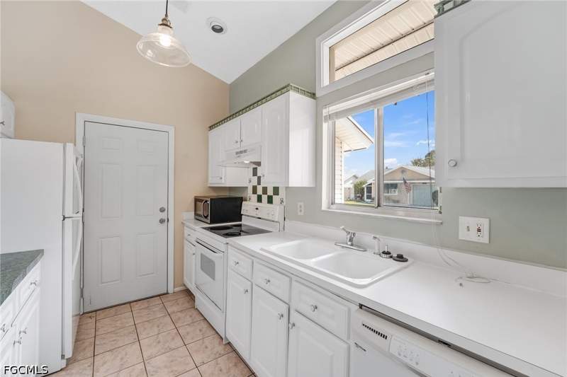 2 bedroom SingleFamilyResidence at 5581 Longleaf Dr, Foxmoor Lakes, North Fort Myers — photo 4