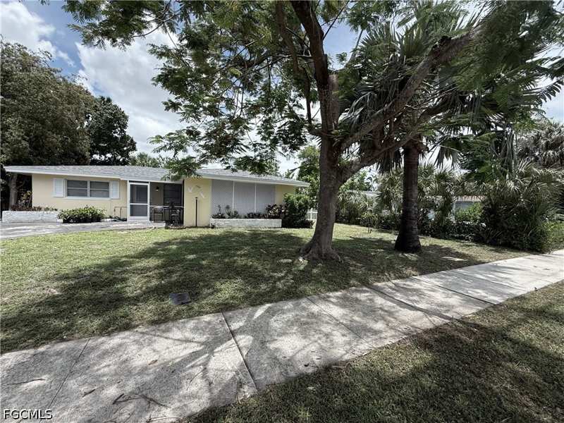 3 bedroom SingleFamilyResidence at 3941 Maxine St, Fort Myers, Fort Myers — photo 1