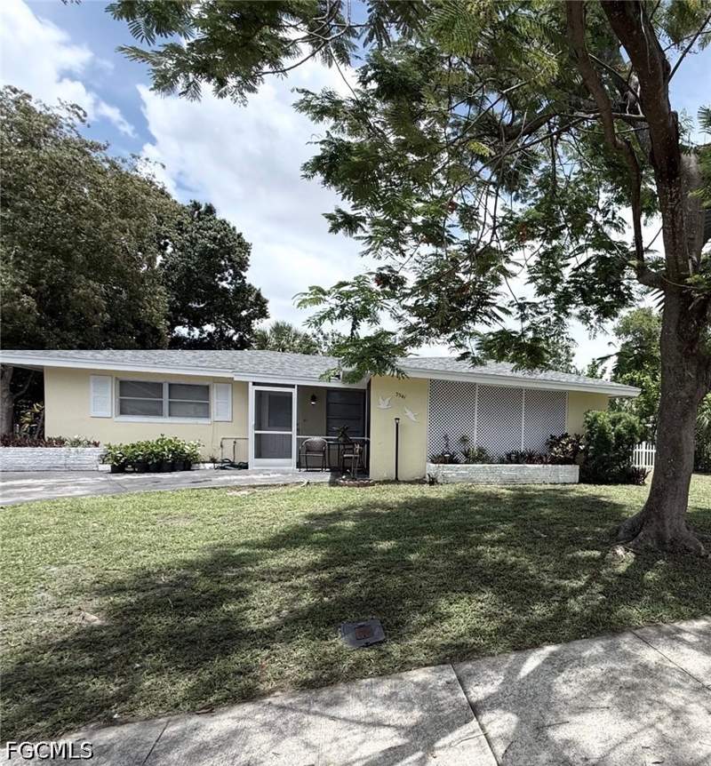 3 bedroom SingleFamilyResidence at 3941 Maxine St, Fort Myers, Fort Myers — photo 4