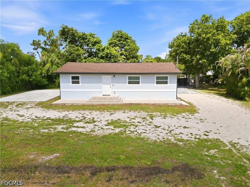 2 bedroom SingleFamilyResidence at 8338 McDaniel Dr, North Fort Myers, North Fort Myers — photo 3