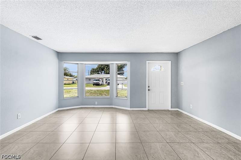 3 bedroom SingleFamilyResidence at 1435 SE 14th St, Cape Coral, Cape Coral — photo 4