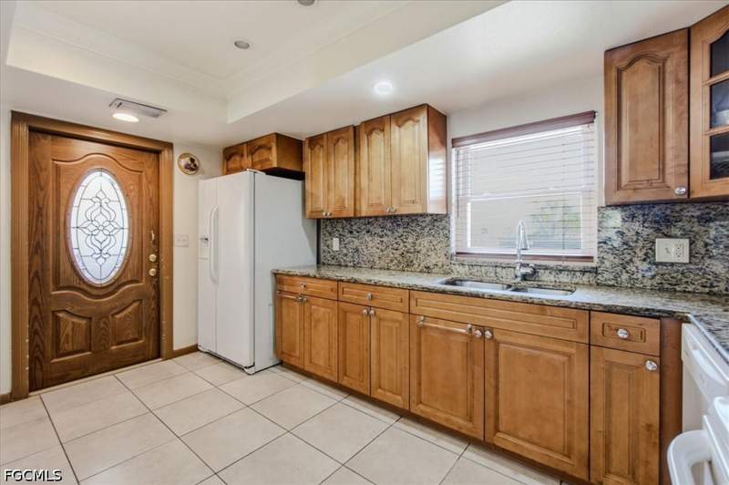 2 bedroom Condominium at 4704 SE 6th Ave C, Canary Palm Condo, Cape Coral — photo 3