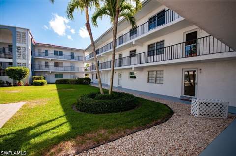 5 High Point Cir W 104, Naples FL - photo 16 of 40