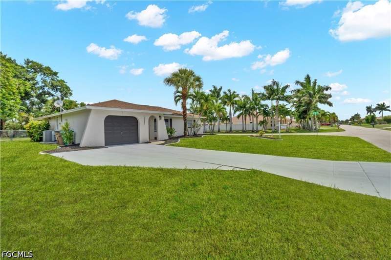 3 bedroom SingleFamilyResidence at 1121 SE 36th St, Cape Coral, Cape Coral — photo 3