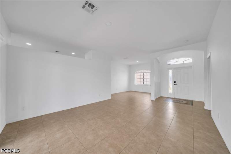 3 bedroom SingleFamilyResidence at 21 Kismet Pkwy E, Cape Coral, Cape Coral — photo 4