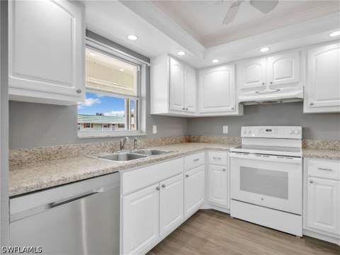 300 Valley Stream Dr 8A, Naples FL - photo 18 of 29