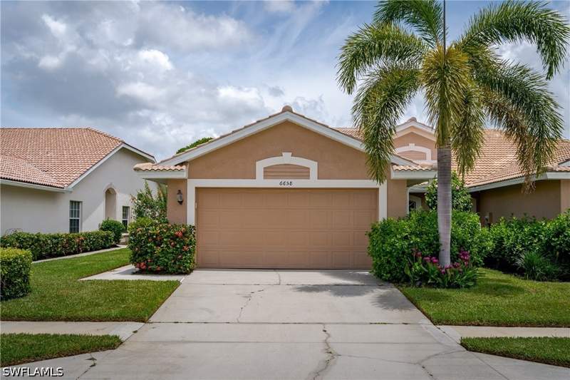 2 bedroom Attached at 6658 Castlelawn Pl 9, Calumet Reserve, Naples — photo 2