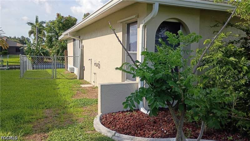 3 bedroom SingleFamilyResidence at 1629 SE 12th St, Cape Coral, Cape Coral — photo 2