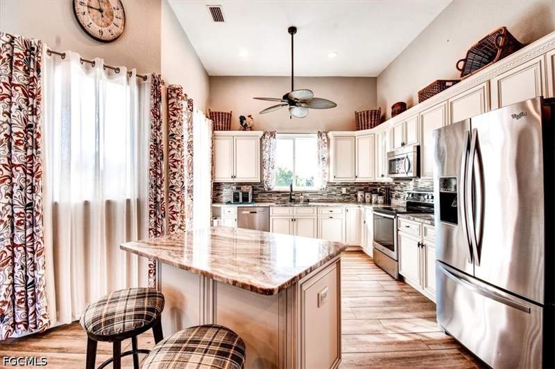 3 bedroom SingleFamilyResidence at 420 SE 32nd St, Cape Coral, Cape Coral — photo 3