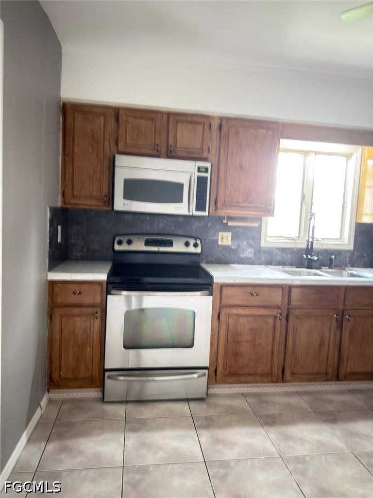 6 bedroom SingleFamilyResidence at 200 Arthur Ave, Lehigh Acres, Lehigh Acres — photo 5