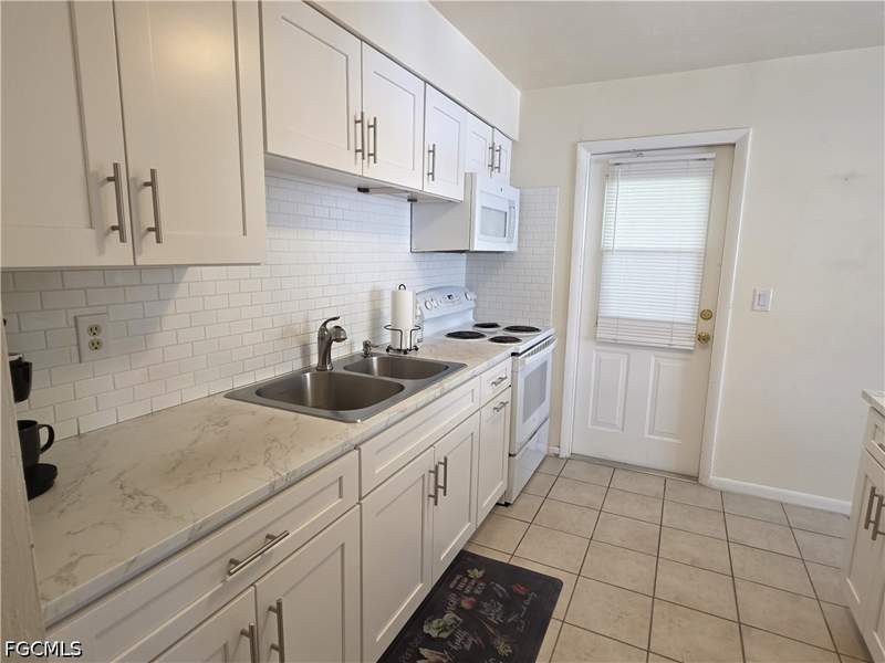 2 bedroom Attached at 1 Dutch Iris Ln, Pinewood Condominium, Lehigh Acres — photo 3