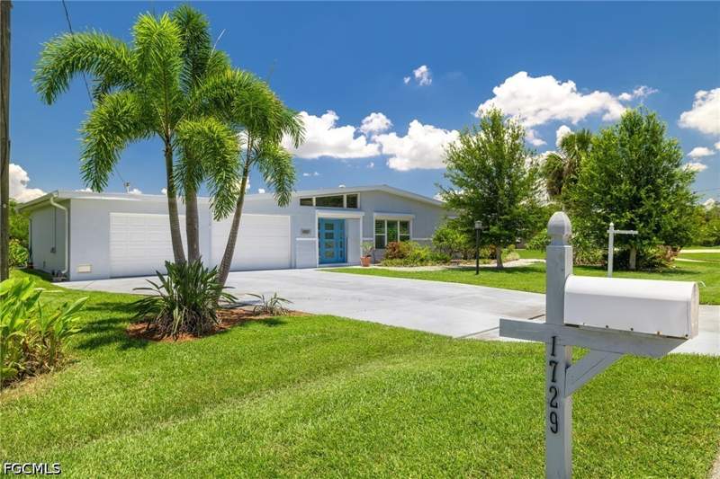 2 bedroom SingleFamilyResidence at 1729 Club house Rd, Yacht Club Colony, North Fort Myers — photo 2