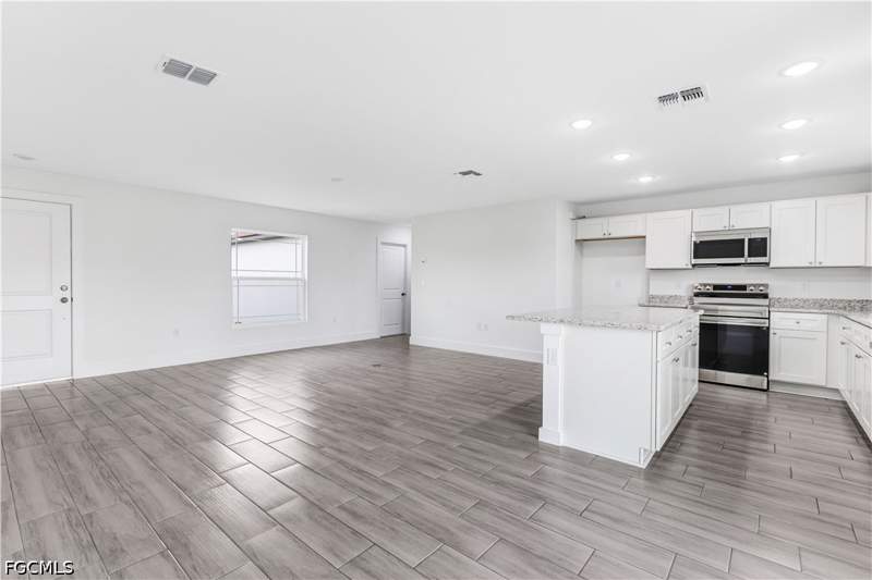 3 bedroom SingleFamilyResidence at 726 Camilla St E, Lehigh Acres, Lehigh Acres — photo 2