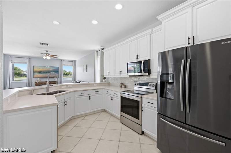 4 bedroom SingleFamilyResidence at 12445 Muddy Creek Ln, Stoneybrook, Fort Myers — photo 2