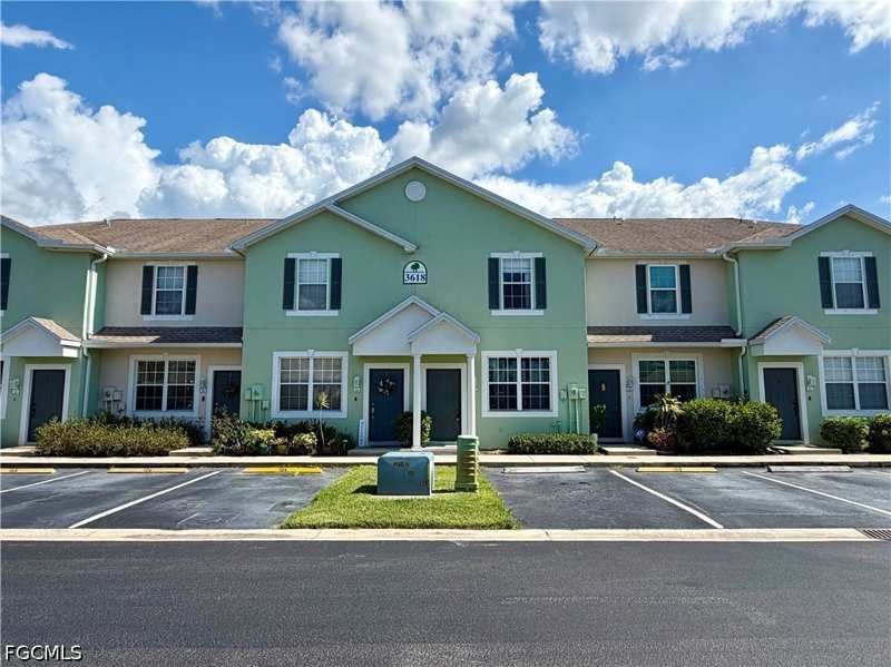 2 bedroom Townhouse at 3618 Pine Oak Cir 105, Forest Lake Townhomes, Fort Myers — photo 1