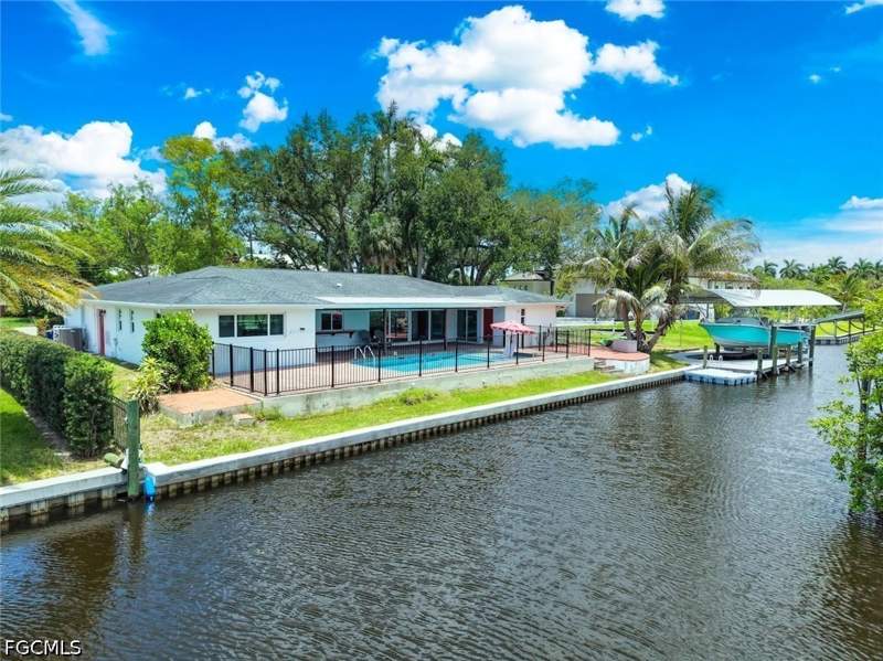 5 bedroom SingleFamilyResidence at 1040 Edgemere Dr, Edgemere Park, Fort Myers — photo 2