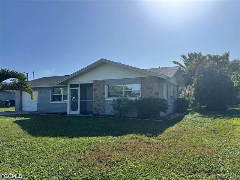 2 bedroom SingleFamilyResidence at 1027 SE 17th Ave, Cape Coral, Cape Coral — photo 1