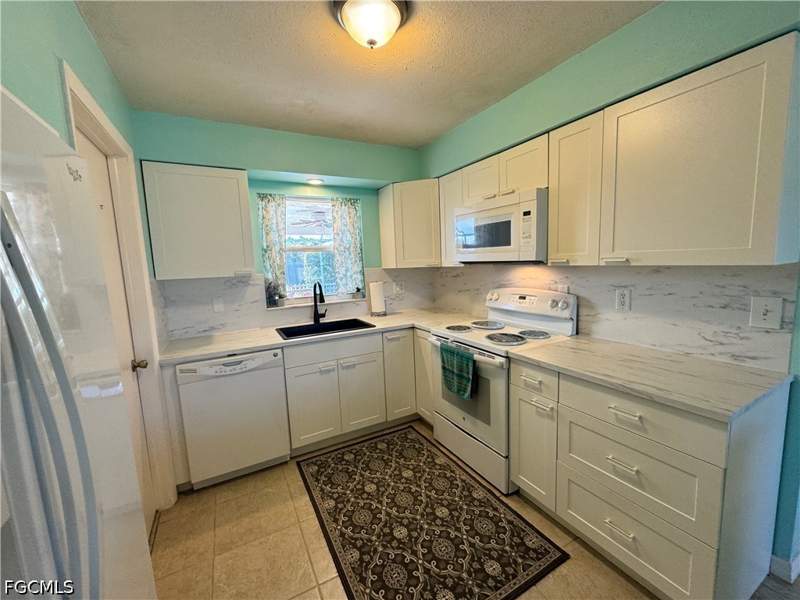 2 bedroom SingleFamilyResidence at 1027 SE 17th Ave, Cape Coral, Cape Coral — photo 4
