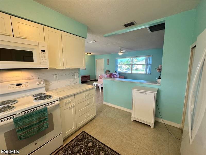 2 bedroom SingleFamilyResidence at 1027 SE 17th Ave, Cape Coral, Cape Coral — photo 5