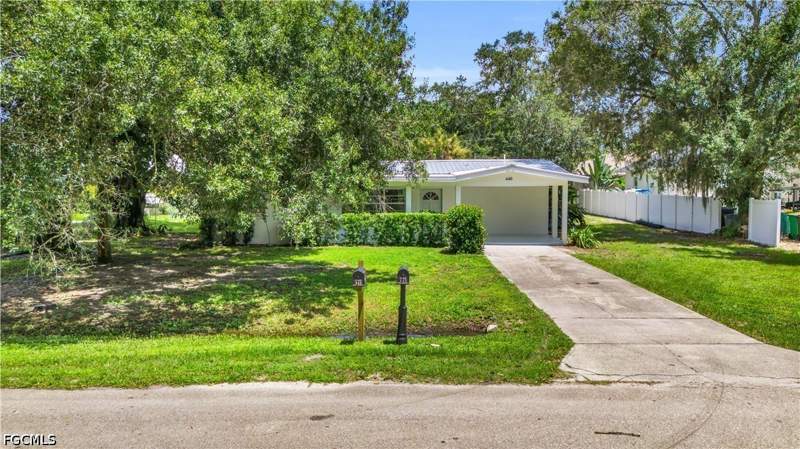 3 bedroom SingleFamilyResidence at 440 6th Ave, Labelle, Labelle — photo 4