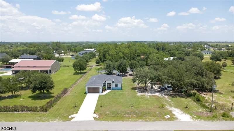 3 bedroom SingleFamilyResidence at 7834 14th Pl, Labelle, Labelle — photo 2