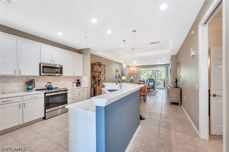 2 bedroom Condominium at 4833 Hampshire Ct 302, Lake Barrington, Naples — photo 2