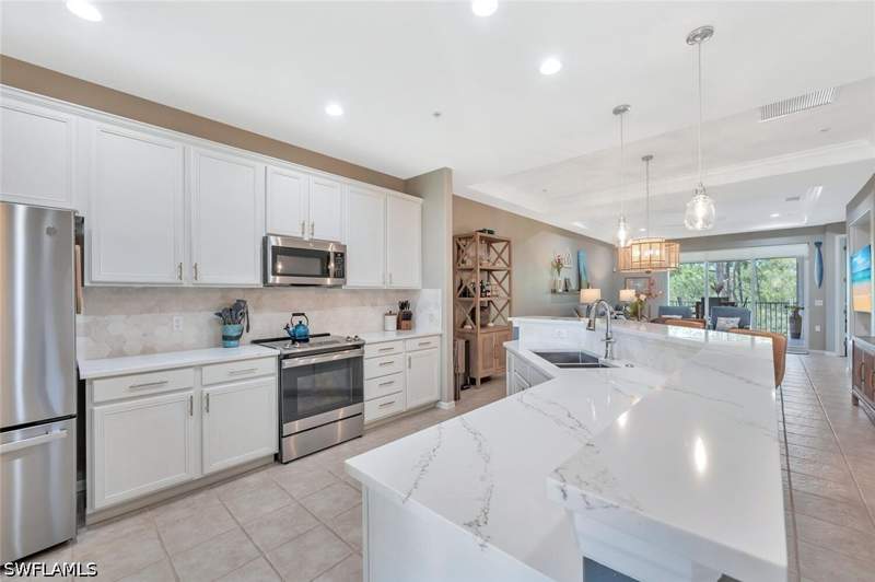 2 bedroom Condominium at 4833 Hampshire Ct 302, Lake Barrington, Naples — photo 3