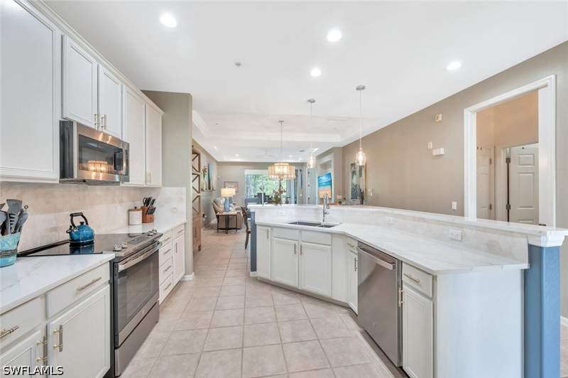 2 bedroom Condominium at 4833 Hampshire Ct 302, Lake Barrington, Naples — photo 4