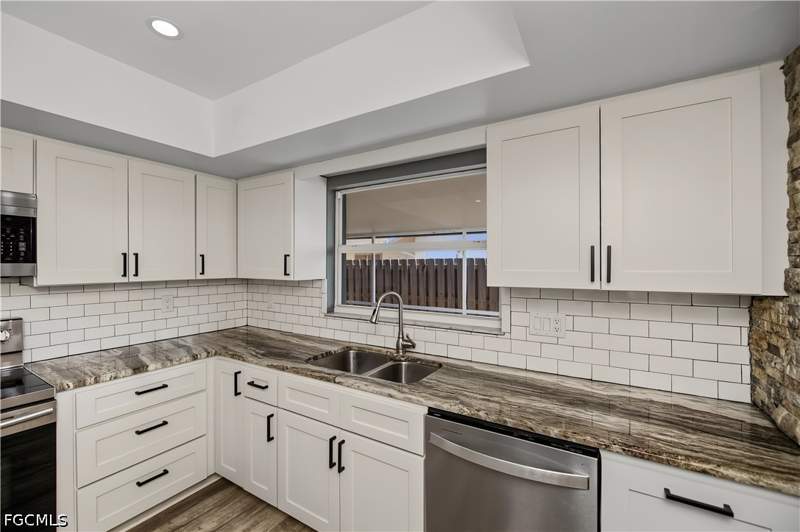 2 bedroom SingleFamilyResidence at 9782 Deerfoot Dr, South Pointe South, Fort Myers — photo 3