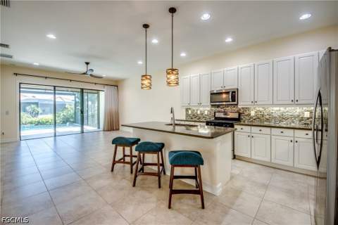 8260 Venetian Pointe Dr, Fort Myers FL - photo 11 of 50
