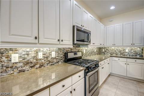 8260 Venetian Pointe Dr, Fort Myers FL - photo 13 of 50