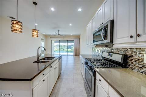 8260 Venetian Pointe Dr, Fort Myers FL - photo 17 of 50