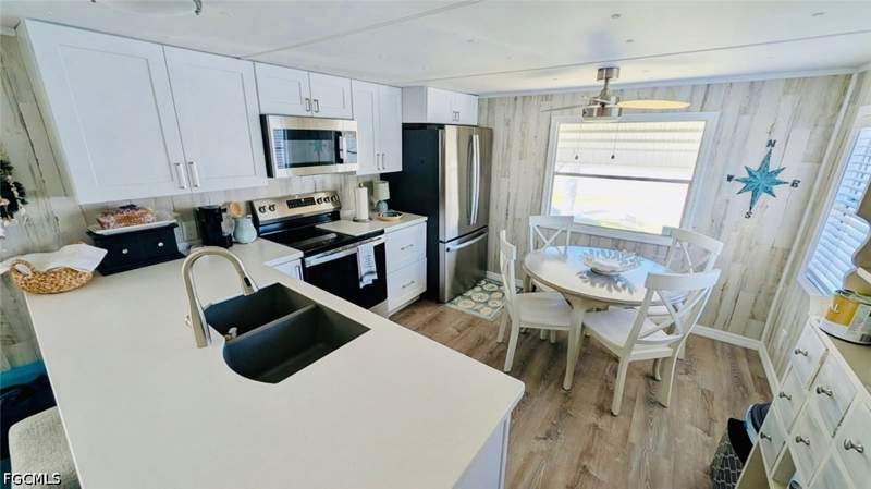 1 bedroom ManufacturedHome at 16970 Fishermans Cv, Capn Macs Mobile Home, Bokeelia — photo 5
