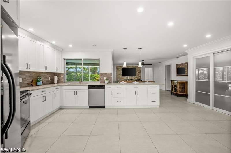 3 bedroom SingleFamilyResidence at 421 Palm River Blvd, Palm River Estates, Naples — photo 2