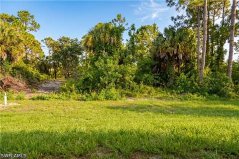 429 Gray Ave S, Lehigh Acres FL - photo 6 of 32
