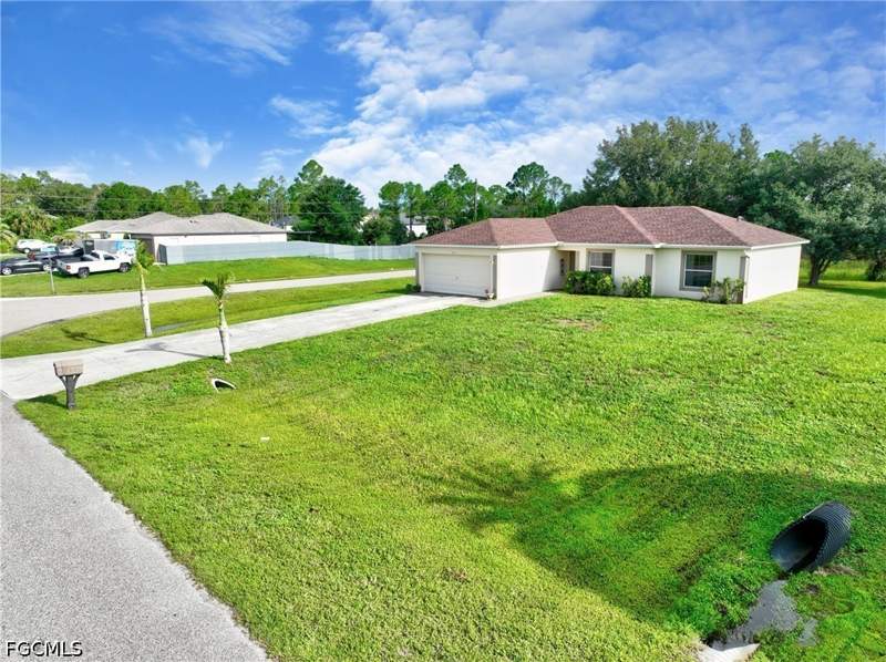 3 bedroom SingleFamilyResidence at 446 Windermere Dr, Greenbriar, Lehigh Acres — photo 2