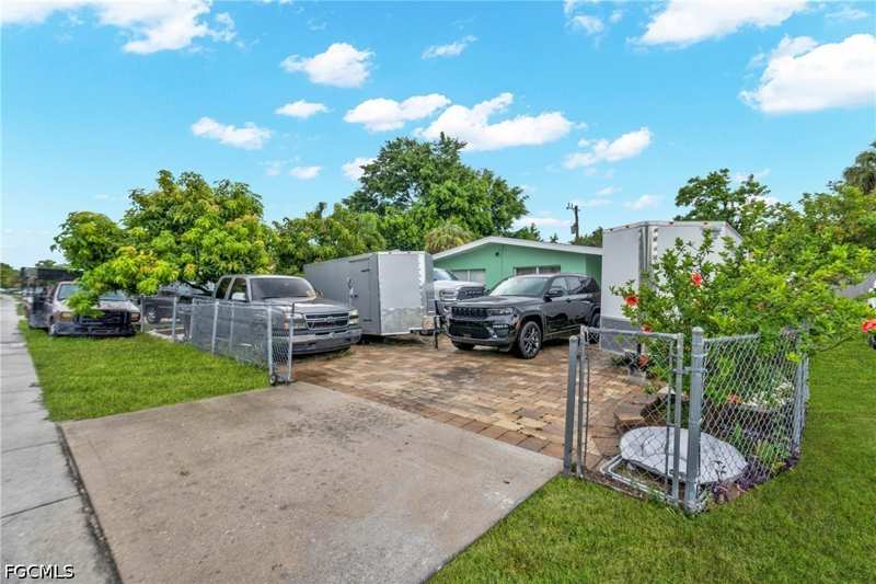4 bedroom SingleFamilyResidence at 1847 Maple Dr, Fort Myers, Fort Myers — photo 1