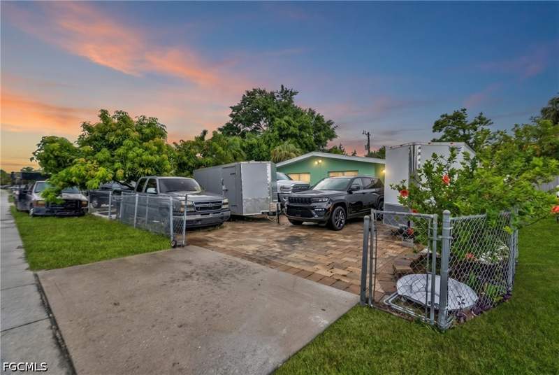 4 bedroom SingleFamilyResidence at 1847 Maple Dr, Fort Myers, Fort Myers — photo 2