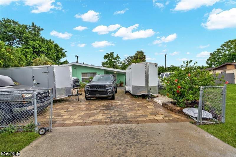 4 bedroom SingleFamilyResidence at 1847 Maple Dr, Fort Myers, Fort Myers — photo 3
