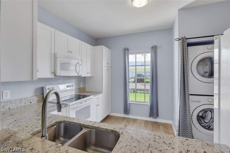 3 bedroom Townhouse at 6085 Lake Front Dr, Island Park Woods, Fort Myers — photo 3
