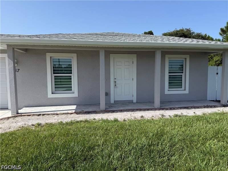 3 bedroom SingleFamilyResidence at 557 Oakshire Ln, Lehigh Acres, Lehigh Acres — photo 2